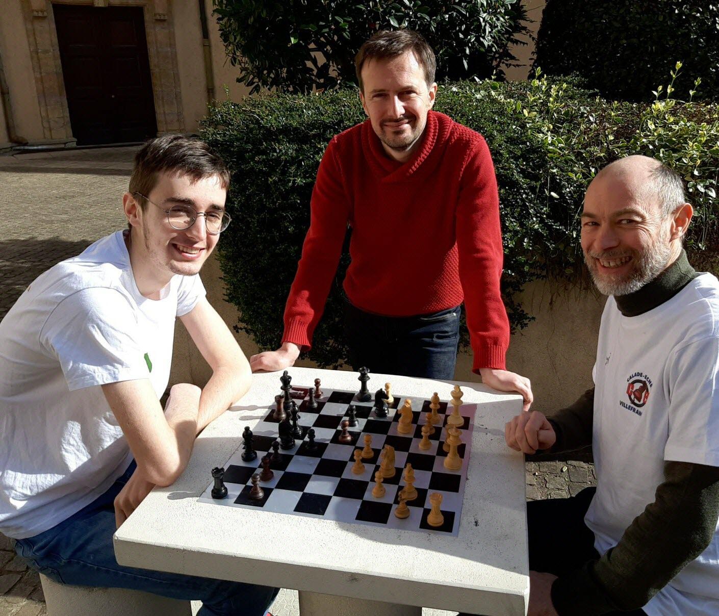 Sur les tables de l espace barmondiere tristan bregnac a gauche affronte lionel lacassagne sous le regard bienveillant de remi barrault nouveau president de calade echecs photo pro