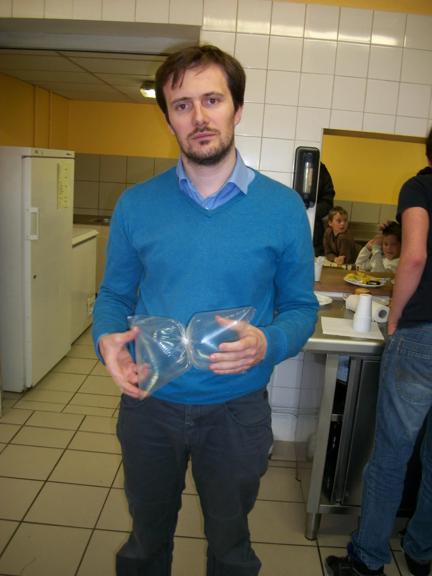 Rémi nous apprend à fabriquer des sabliers en plastique