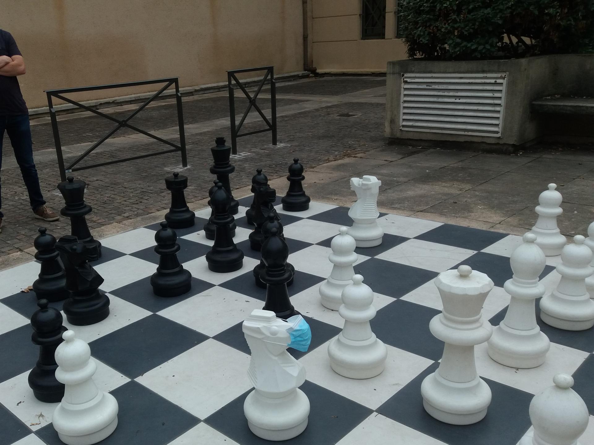 L'échiquier géant devant le club Calade Échecs